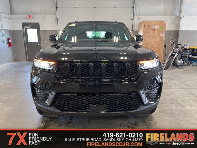 2025 Jeep Grand Cherokee Laredo photo 2