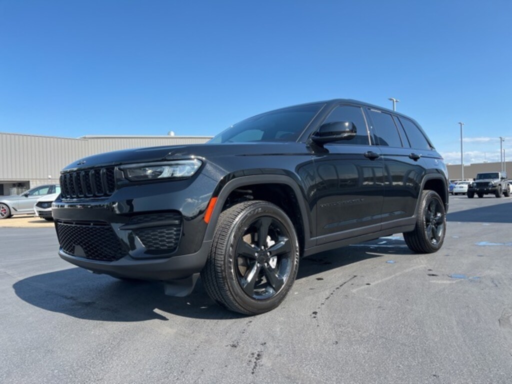 Used 2024 Jeep Grand Cherokee Laredo SUV