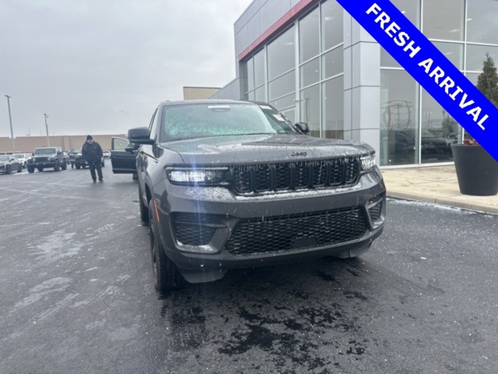 Used 2024 Jeep Grand Cherokee Laredo SUV