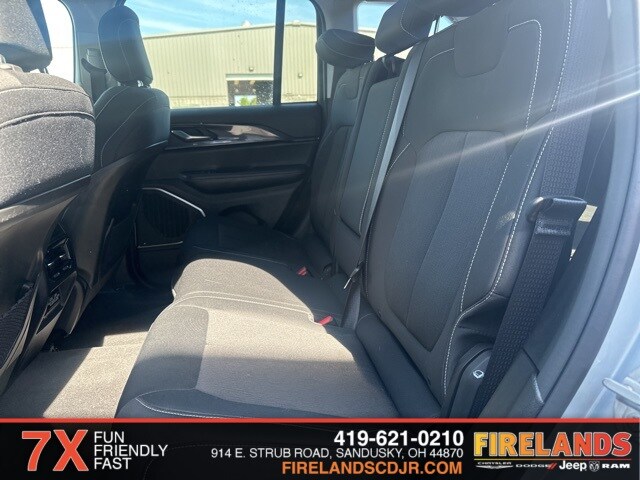 2022 Jeep Grand Cherokee Laredo photo 4