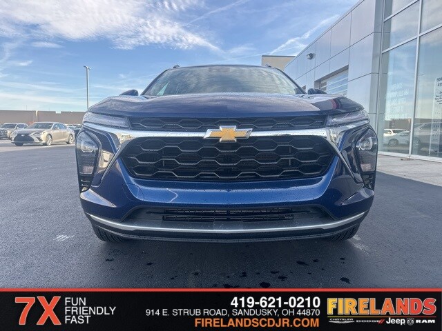 2024 Chevrolet Trax LT photo 2