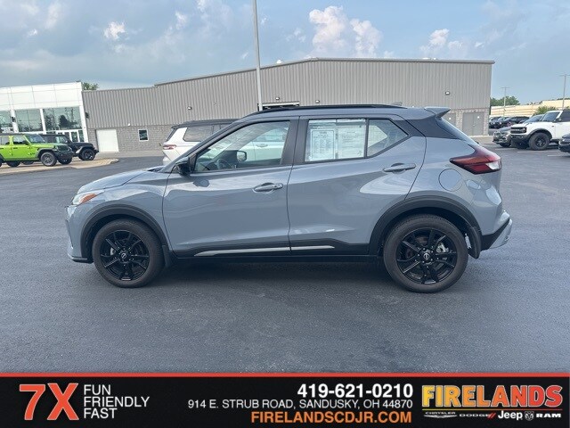 2023 Nissan Kicks SR photo 2