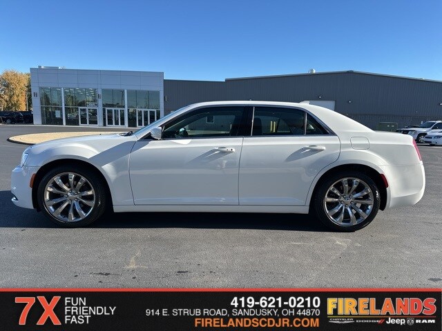 2020 Chrysler 300 Touring photo 4