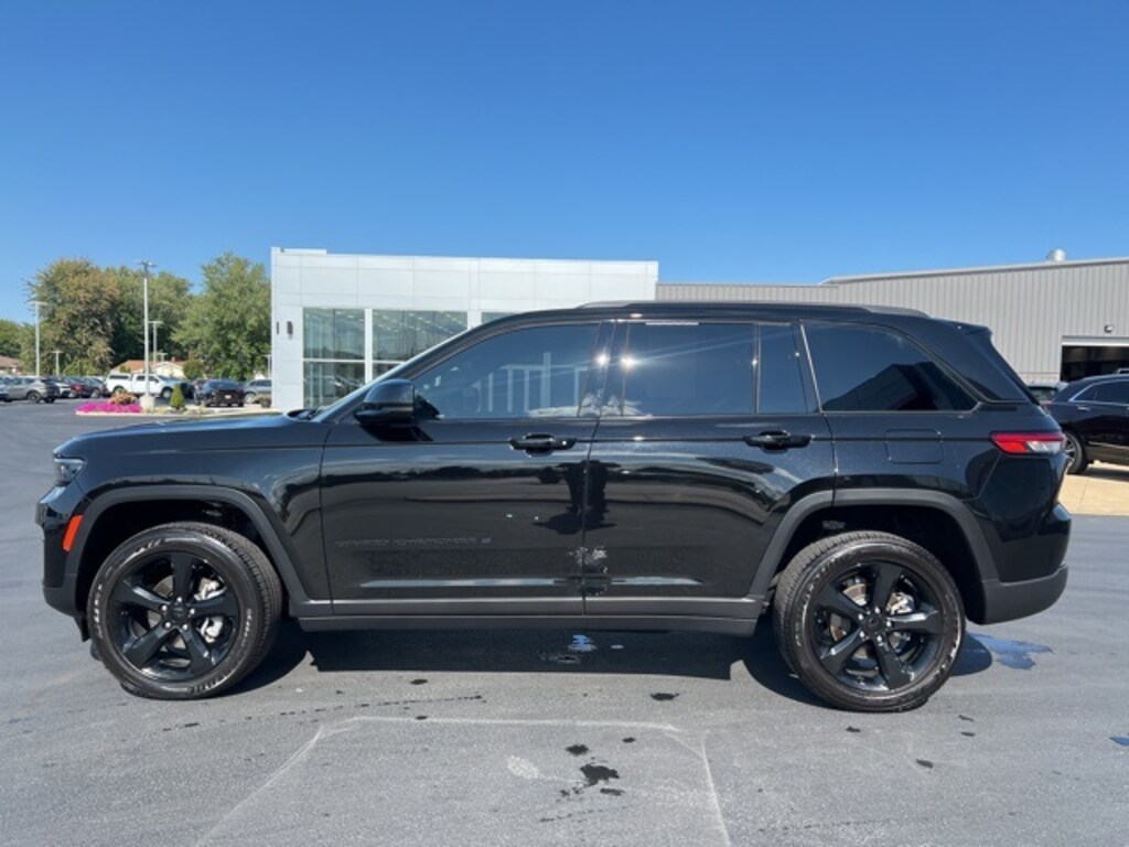Used 2024 Jeep Grand Cherokee Laredo SUV