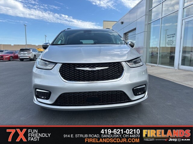 2023 Chrysler Pacifica Limited photo 2