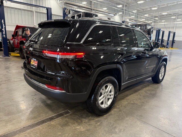 2025 Jeep Grand Cherokee Laredo photo 2