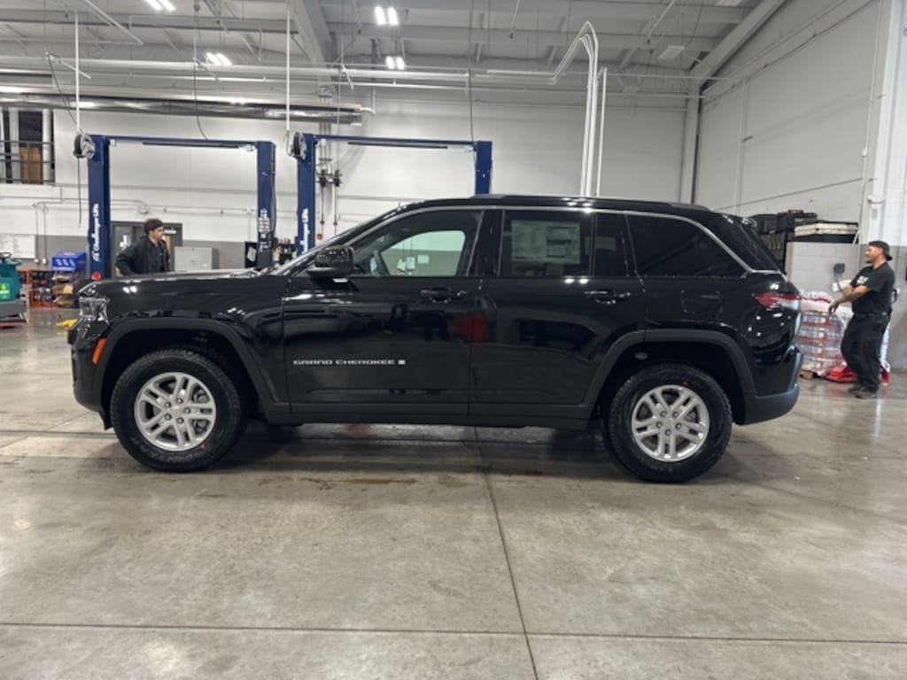 New 2025 Jeep Grand Cherokee Laredo Sport Utility