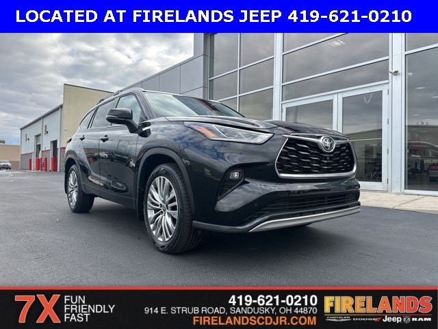 2023 Toyota Highlander Platinum's photo