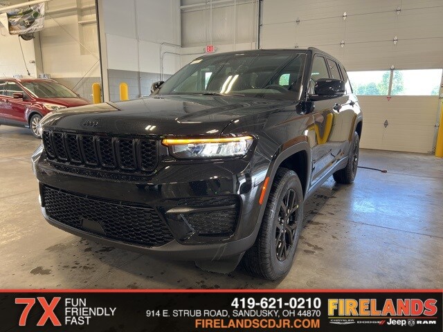 2025 Jeep Grand Cherokee Laredo photo 3