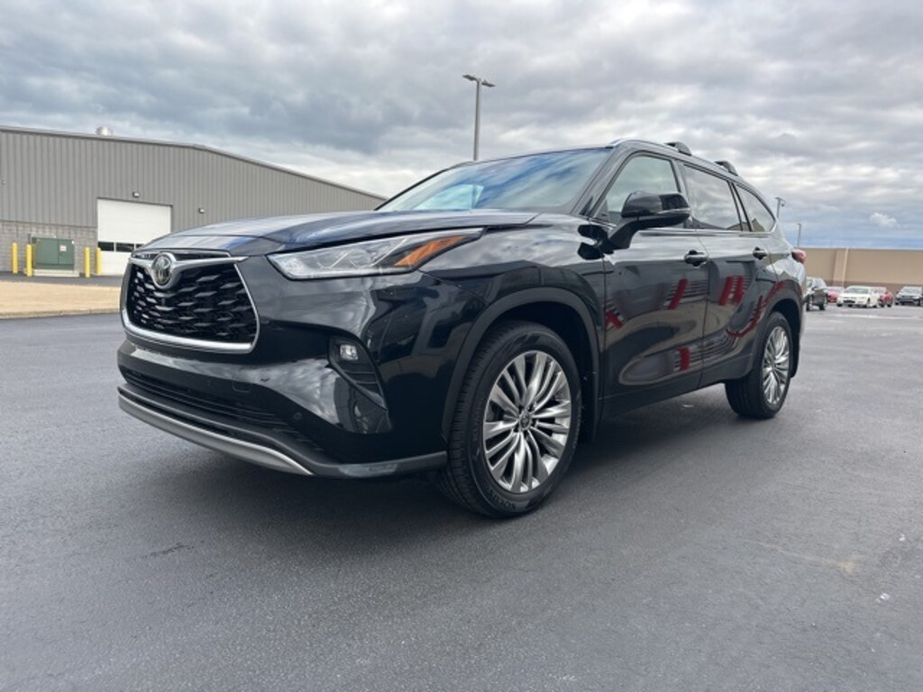 Used 2023 Toyota Highlander L SUV
