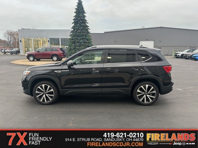 2024 Volkswagen Taos SE photo 3