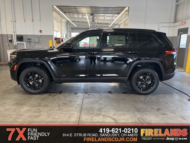 2025 Jeep Grand Cherokee Laredo photo 4