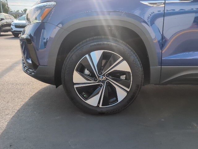 2024 Volkswagen Taos SE photo 2