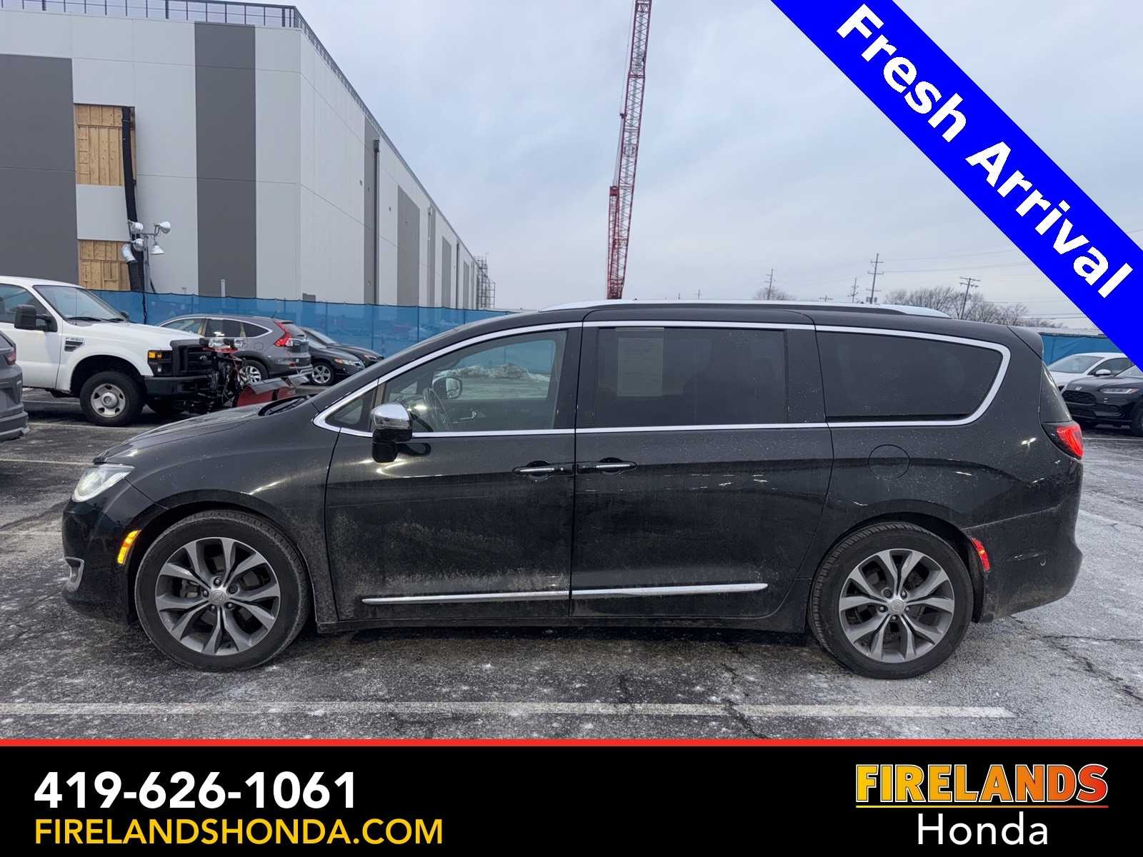 2020 Chrysler Pacifica Limited's photo
