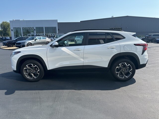 2024 Chevrolet Trax LT photo 2
