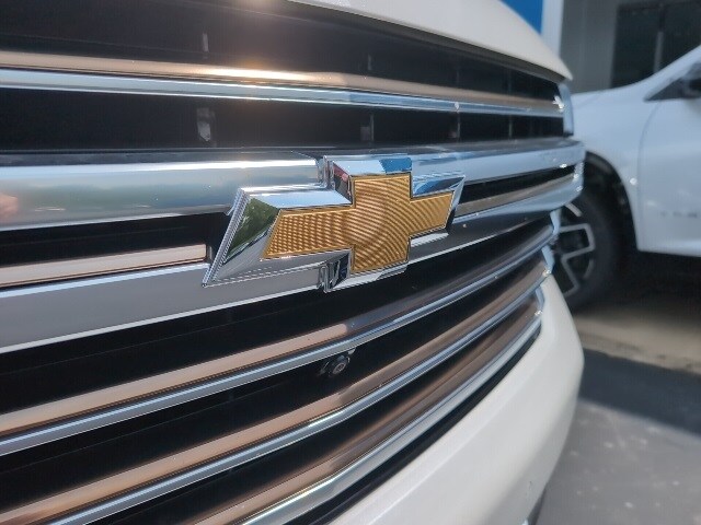 2023 Chevrolet Suburban High Country photo 3