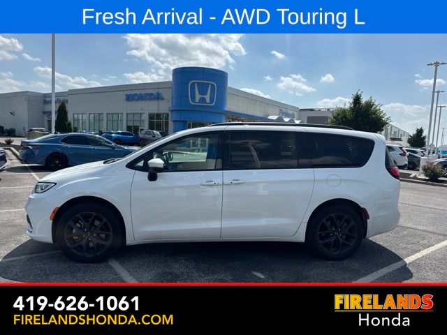2023 Chrysler Pacifica Touring L AWD's photo