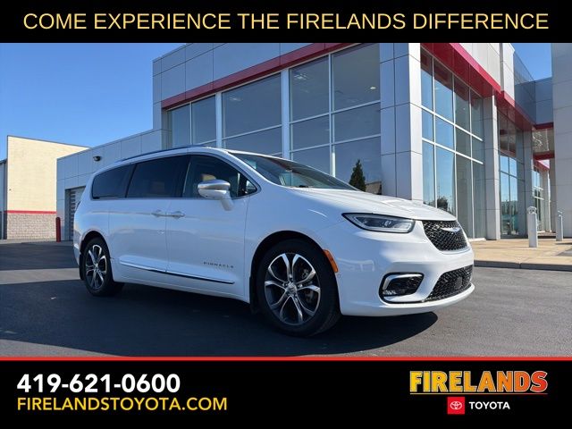 2022 Chrysler Pacifica Pinnacle's photo