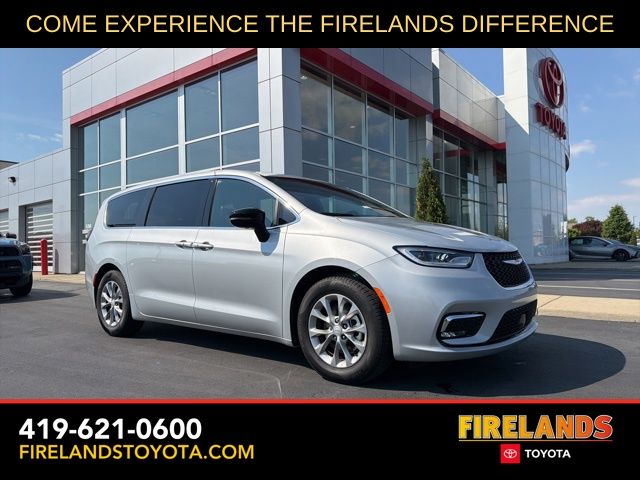 2026 Chrysler Pacifica Limited's photo