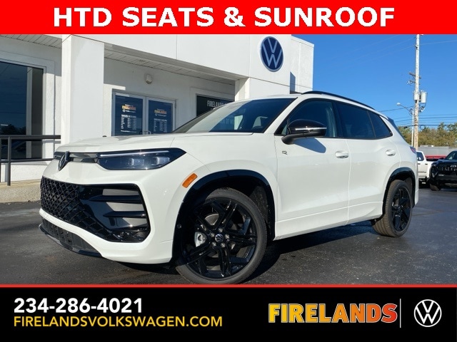 2025 Volkswagen Tiguan SE R-LINE BLACK's photo