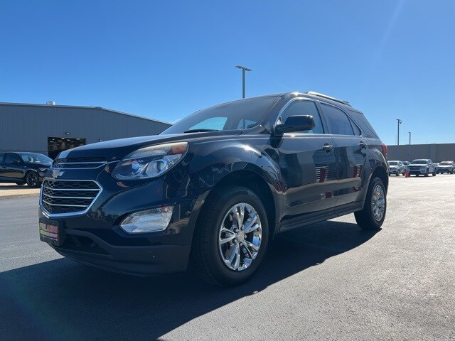 2017 Chevrolet Equinox LT photo 2