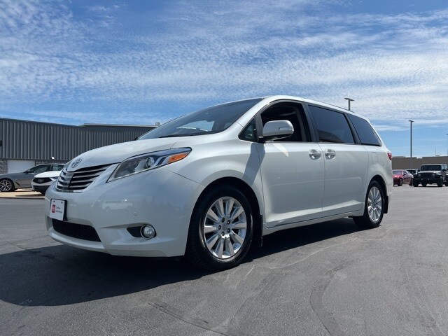 2016 Toyota Sienna Limited Premium photo 2