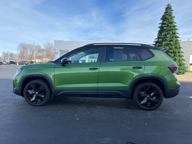 2025 Volkswagen Taos SE photo 3