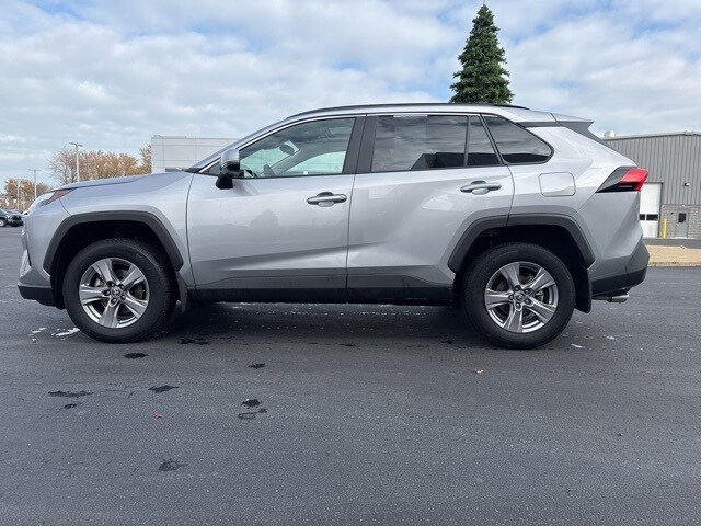 2024 Toyota RAV4 XLE photo 3