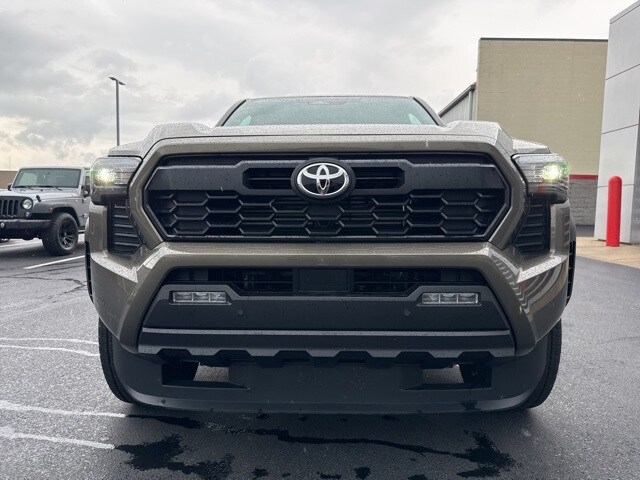 2024 Toyota Tacoma TRD photo 2