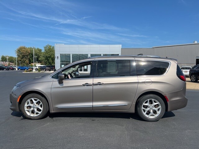 2017 Chrysler Pacifica Touring Plus photo 3