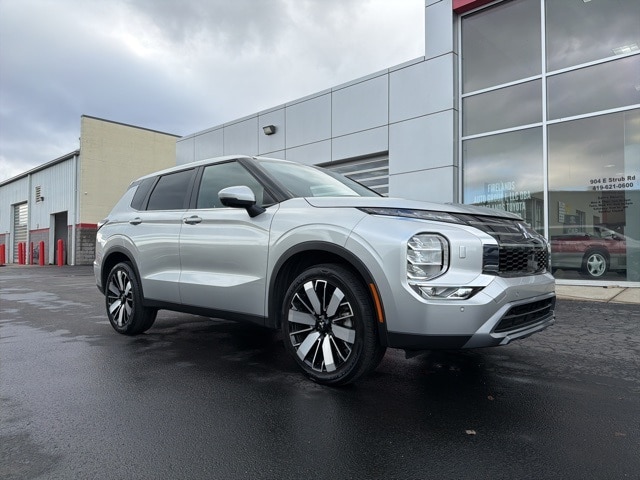 2025 Mitsubishi Outlander SE's photo