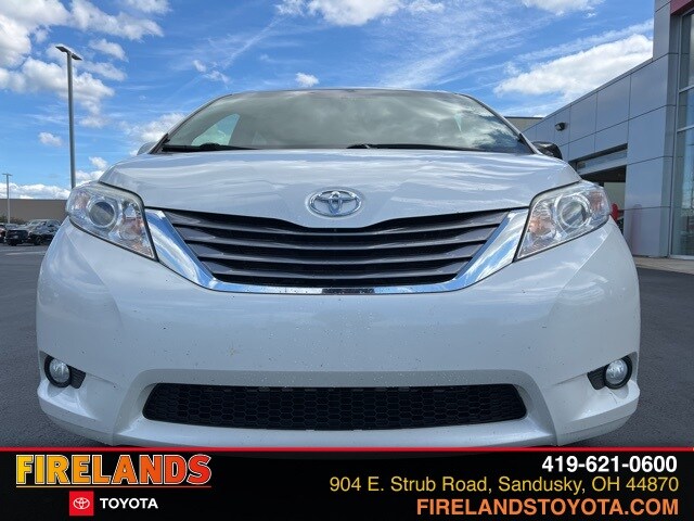 2016 Toyota Sienna L photo 2