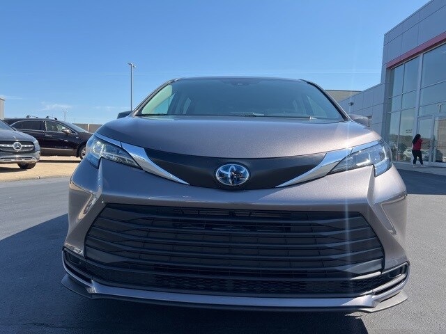 2022 Toyota Sienna LE photo 2