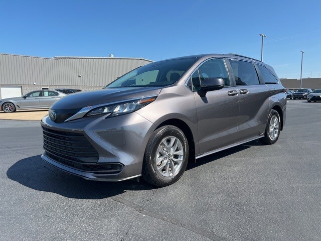 2022 Toyota Sienna LE photo 3
