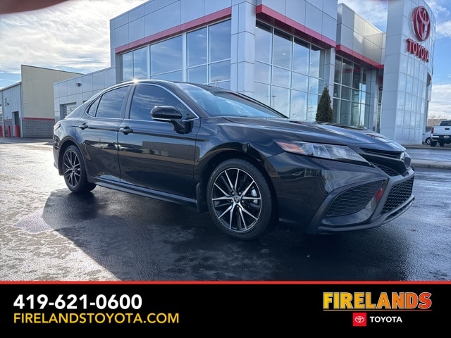 2024 Toyota Camry SE's photo