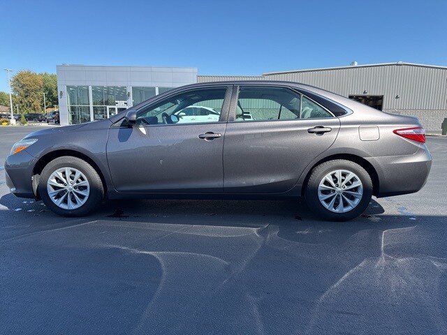 2016 Toyota Camry LE photo 3