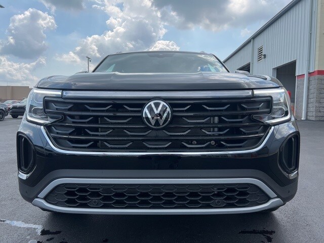 2025 Volkswagen Atlas Cross Sport SE Technology photo 2