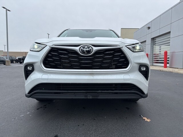 2022 Toyota Highlander XLE photo 2