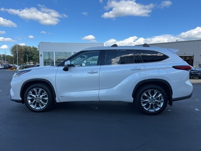2022 Toyota Highlander Hybrid Limited photo 4