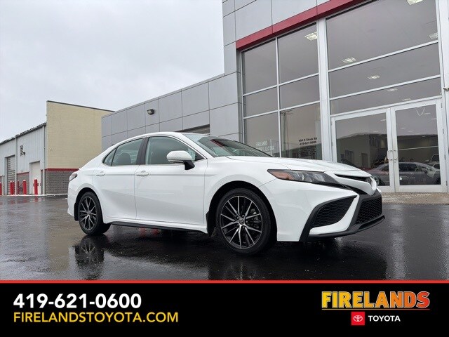 2024 Toyota Camry SE's photo