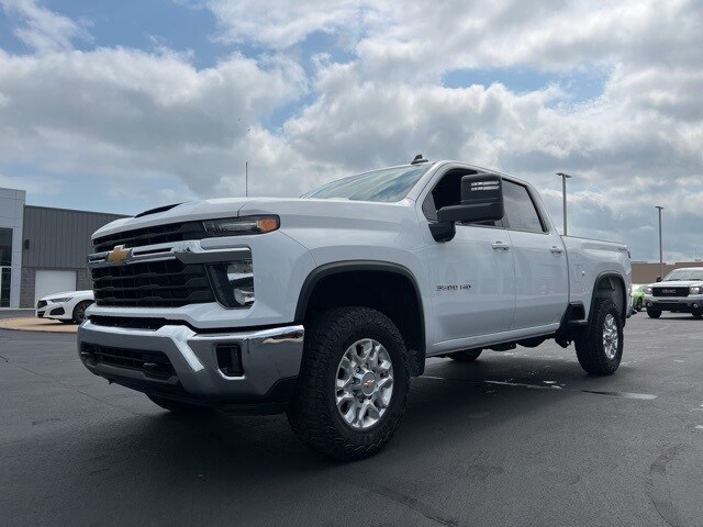 2024 Chevrolet Silverado 3500HD LT photo 3