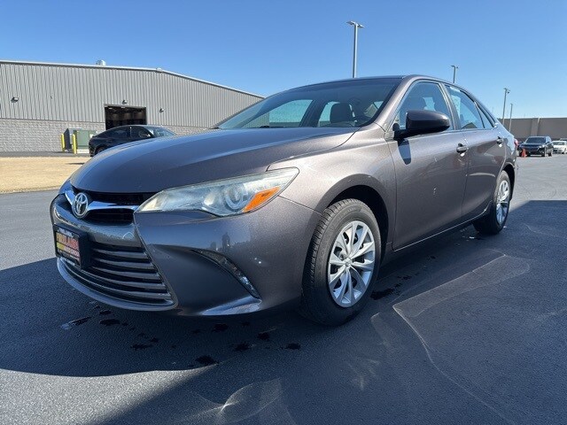 2016 Toyota Camry LE photo 2