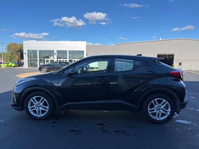2021 Toyota C-HR LE photo 4
