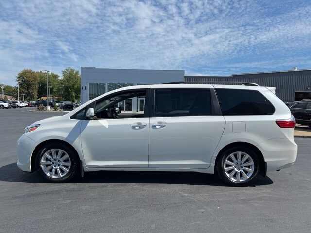 2016 Toyota Sienna Limited Premium photo 3