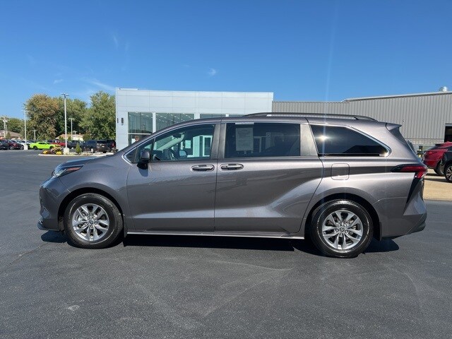 2022 Toyota Sienna LE photo 4