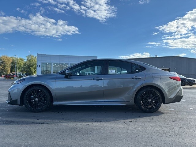 2026 Toyota Camry SE photo 4
