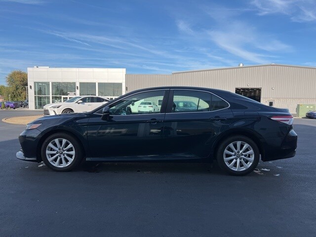 2018 Toyota Camry LE photo 2