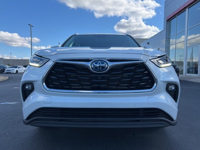2022 Toyota Highlander Hybrid Limited photo 2