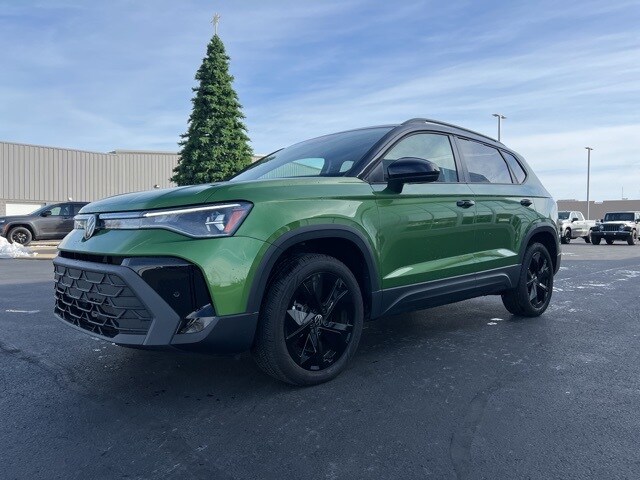 2025 Volkswagen Taos SE photo 2