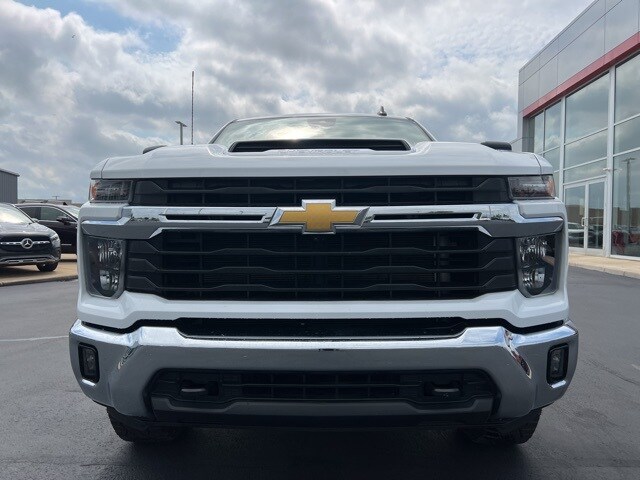 2024 Chevrolet Silverado 3500HD LT photo 2